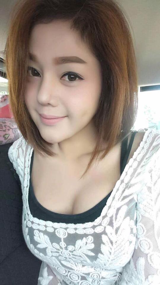 Quần áo từ lá cây và rác thải của người chuyển giới Thái Lan gây sốt