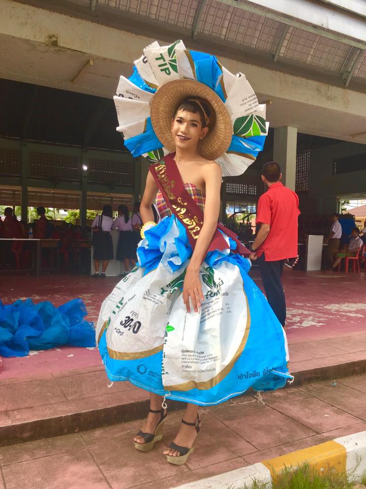 Quần áo từ lá cây và rác thải của người chuyển giới Thái Lan gây sốt