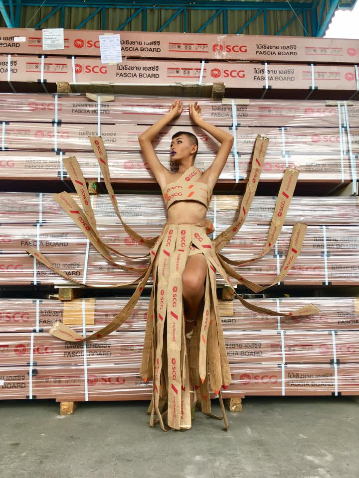 Quần áo từ lá cây và rác thải của người chuyển giới Thái Lan gây sốt