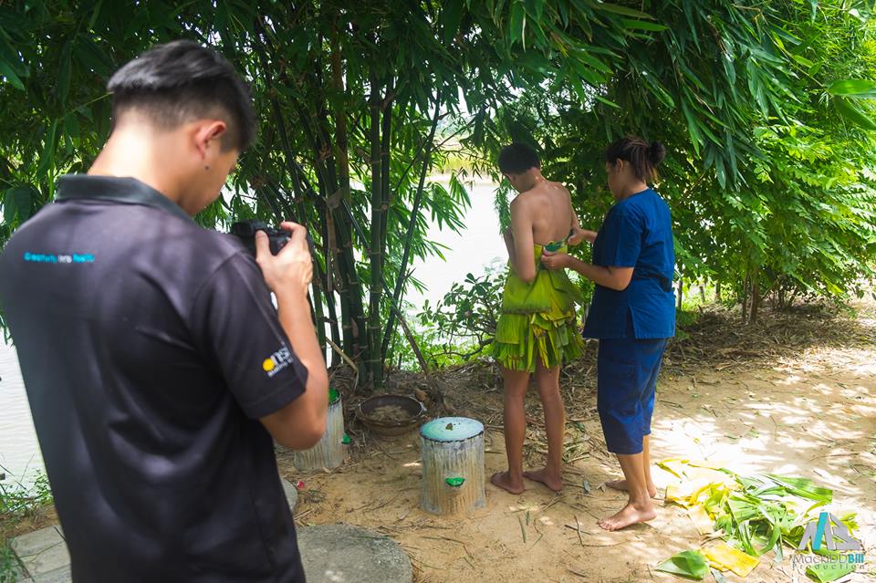 Quần áo từ lá cây và rác thải của người chuyển giới Thái Lan gây sốt