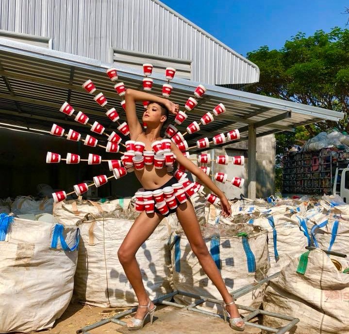 Quần áo từ lá cây và rác thải của người chuyển giới Thái Lan gây sốt