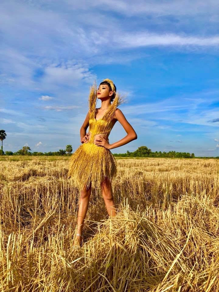 Quần áo từ lá cây và rác thải của người chuyển giới Thái Lan gây sốt