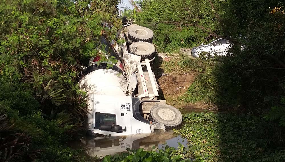 TP.HCM: Xe bồn cắm đầu xuống mương, tài xế gào thét cầu cứu