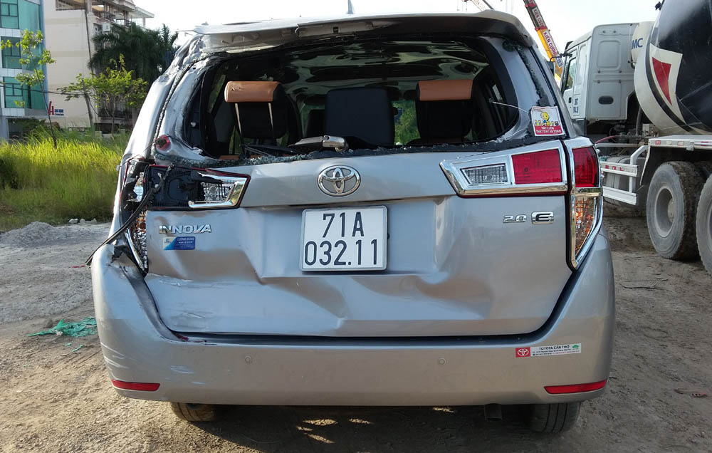 TP.HCM: Xe bồn cắm đầu xuống mương, tài xế gào thét cầu cứu