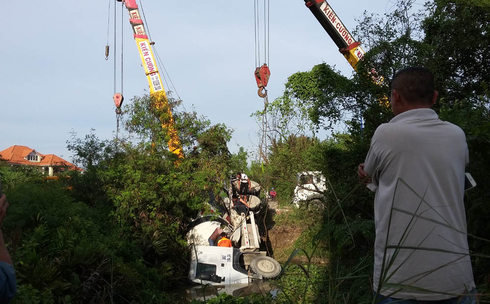 TP.HCM: Xe bồn cắm đầu xuống mương, tài xế gào thét cầu cứu