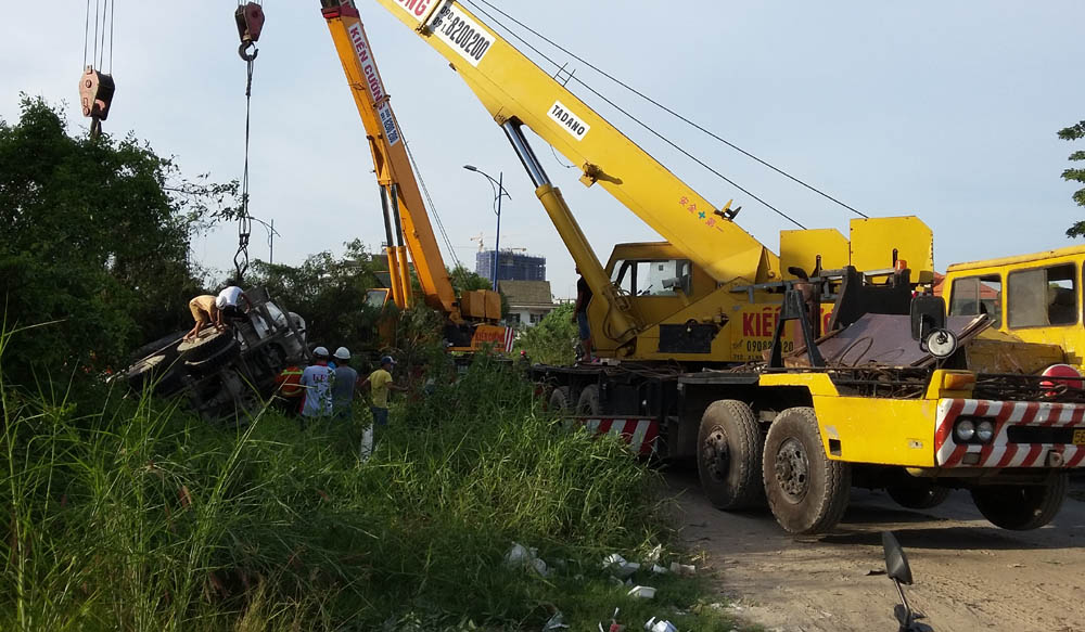 TP.HCM: Xe bồn cắm đầu xuống mương, tài xế gào thét cầu cứu