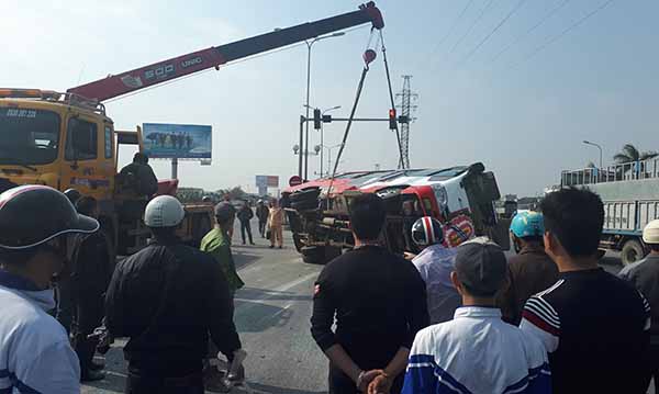 Xe khách đi đám tang vượt đèn đỏ, tông nát đầu xe 5 chỗ