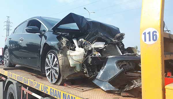 Xe khách đi đám tang vượt đèn đỏ, tông nát đầu xe 5 chỗ