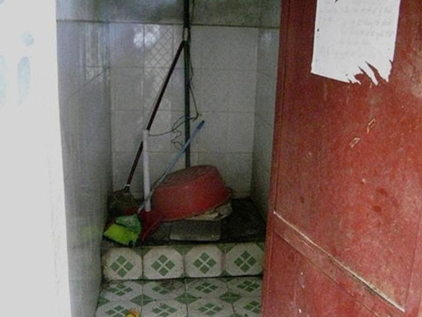 Bán dâm trong phòng tắm vì… nhà quá chật