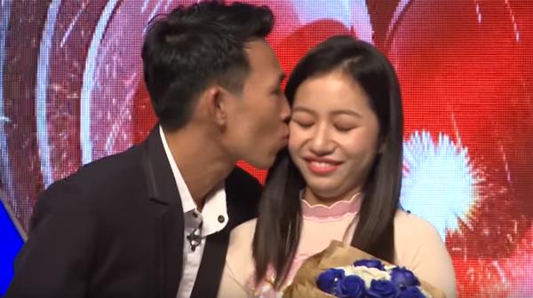 Anh chàng khó tính không tặng quà to cho bạn gái vì sợ phí vẫn được bấm nút hẹn hò Anh chàng khó tính không tặng quà to cho bạn gái vì sợ phí vẫn được bấm nút hẹn hò