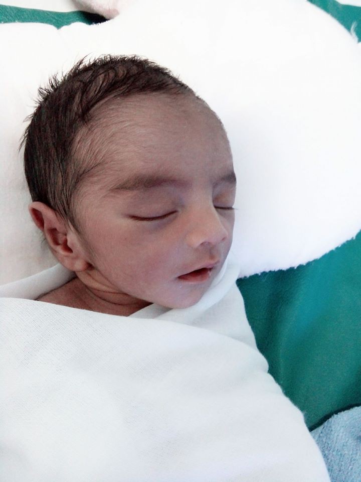 Vừa sinh ra vài ngày, bé trai đã nổi như cồn vì vẻ ngoài đáng yêu như thiên thần của mình