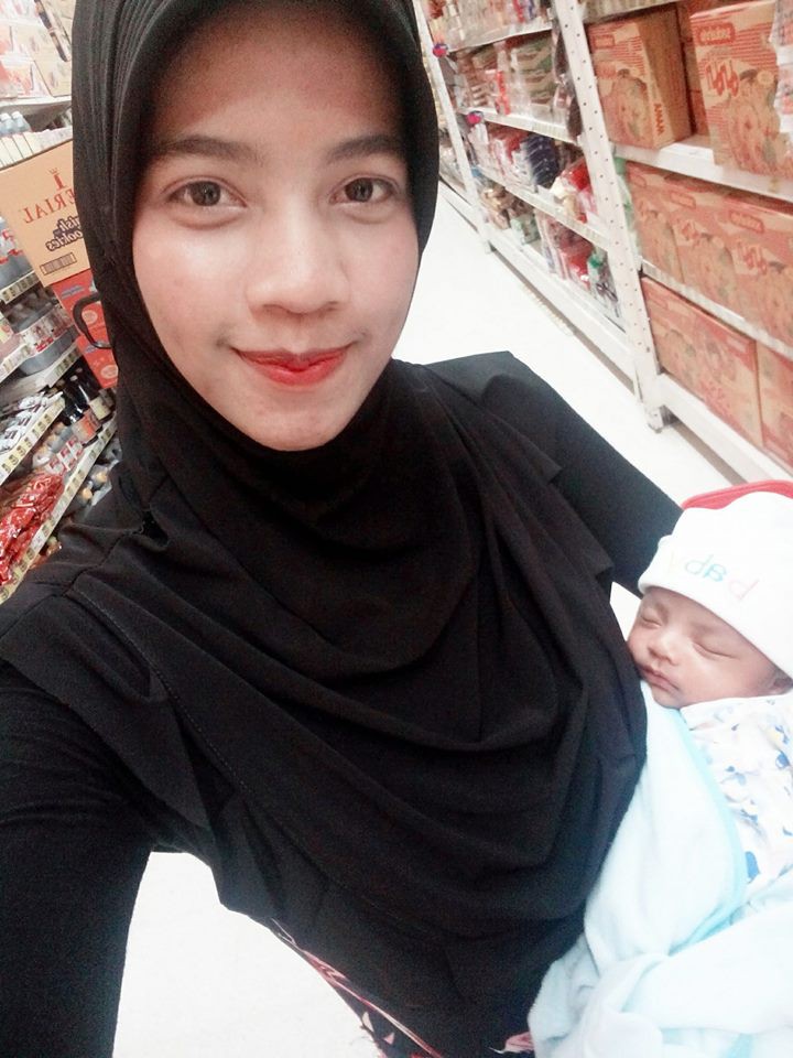 Vừa sinh ra vài ngày, bé trai đã nổi như cồn vì vẻ ngoài đáng yêu như thiên thần của mình