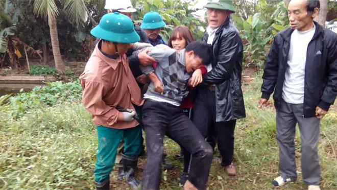 Công an xã còng tay người đàn ông, khiêng về trụ sở làm việc