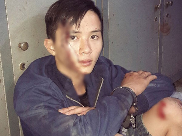 Cướp giật ở Sài Gòn đạp xe cảnh sát vào dải phân cách để tẩu thoát