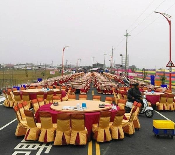 Đám cưới khủng dịp cuối năm: Chi gần 3 tỷ đồng, bày 600 mâm cỗ giữa đường quốc lộ