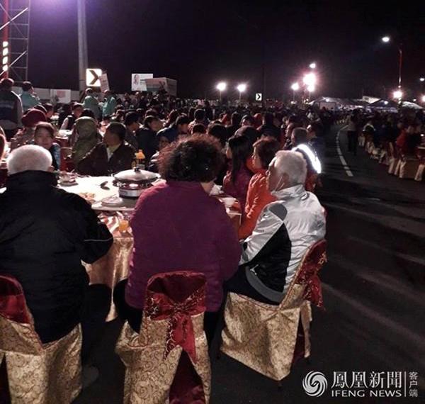 Đám cưới khủng dịp cuối năm: Chi gần 3 tỷ đồng, bày 600 mâm cỗ giữa đường quốc lộ