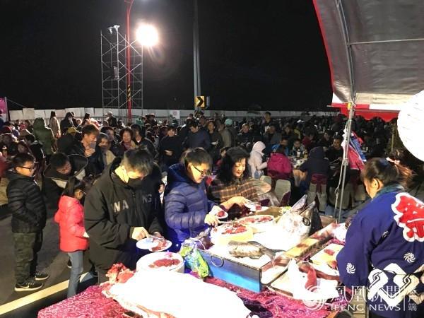 Đám cưới khủng dịp cuối năm: Chi gần 3 tỷ đồng, bày 600 mâm cỗ giữa đường quốc lộ