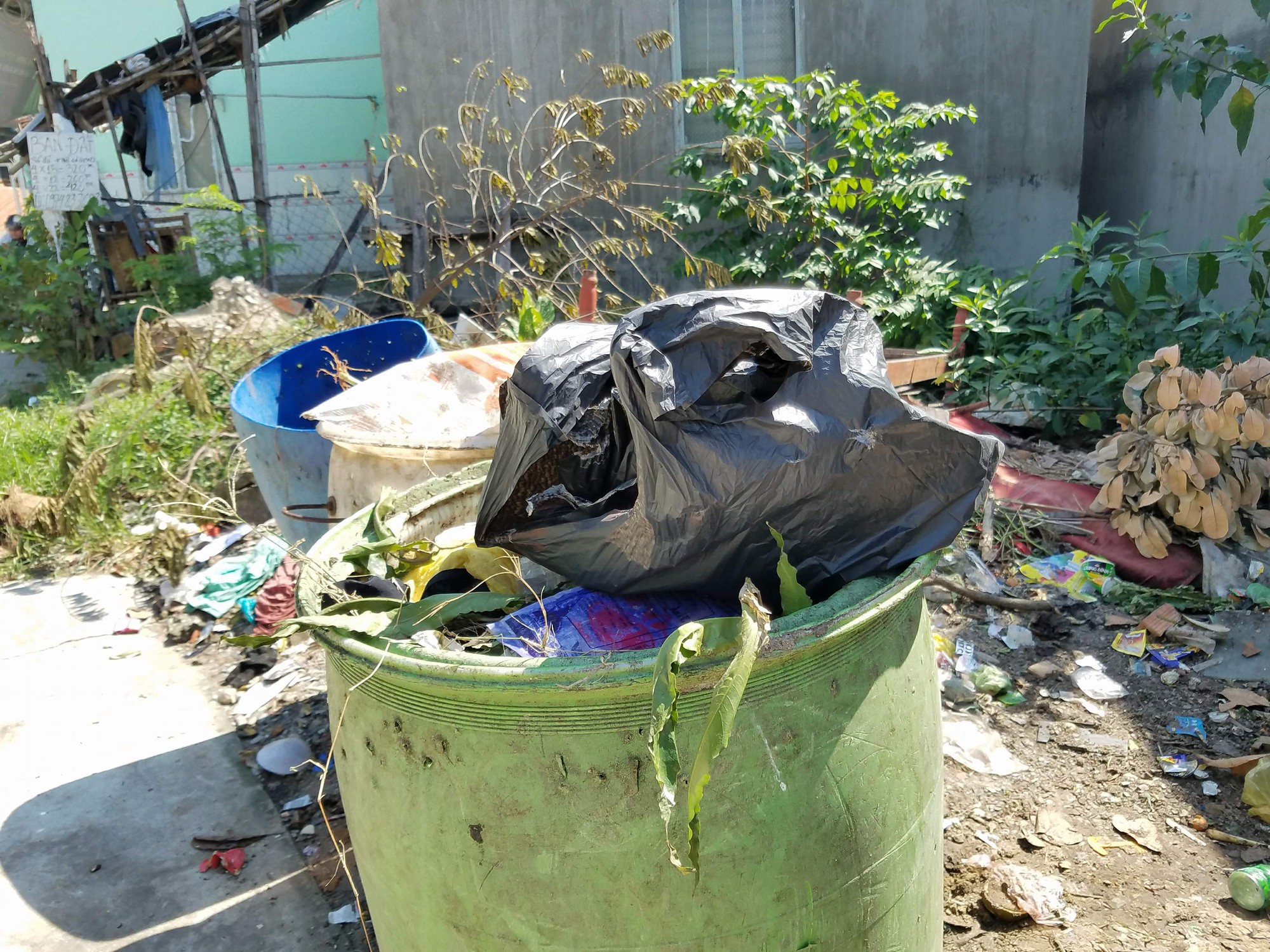 Người vợ khai do chồng đi nhậu về dọa chém nên đã đoạt dao sát hại, vứt đầu chồng vào thùng rác