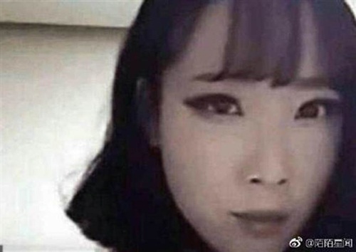 Hot girl bỏ lớp trang điểm, 700.000 fan lập tức bỏ theo dõi Hot girl bỏ lớp trang điểm, 700.000 fan lập tức bỏ theo dõi