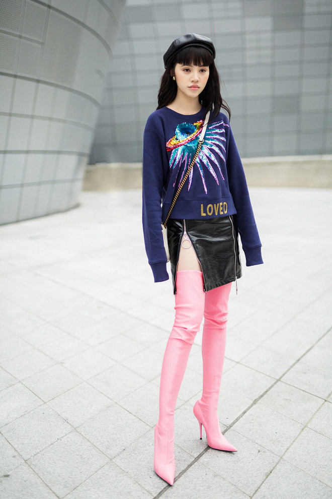 Lấn át hết mọi loại khác, boots cao đến đầu gối trở thành món đồ được diện nhiều nhất trong mùa đông năm nay