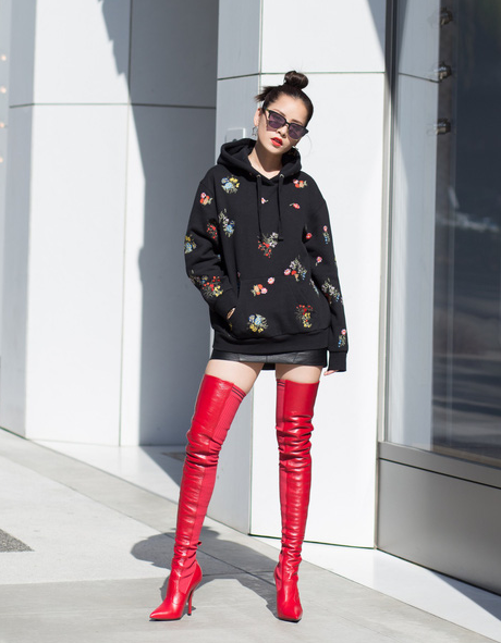 Lấn át hết mọi loại khác, boots cao đến đầu gối trở thành món đồ được diện nhiều nhất trong mùa đông năm nay