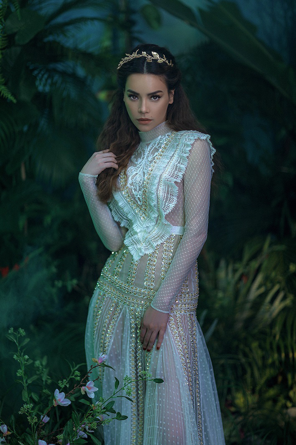 Hồ Ngọc Hà diện váy dạ hội làm nữ thần trong vườn địa đàng