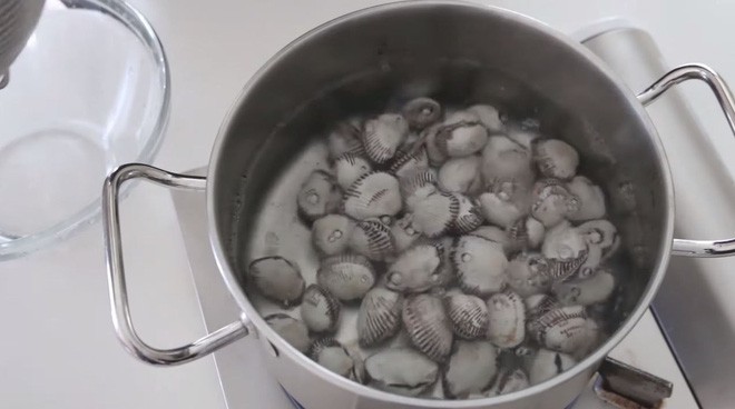 Không cần phải ngâm cả đêm, với cách này nghêu, sò sẽ nhả hết cát chỉ sau 2 giờ