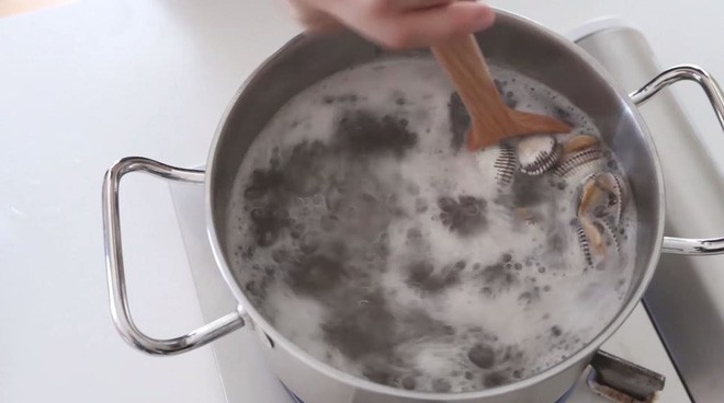 Không cần phải ngâm cả đêm, với cách này nghêu, sò sẽ nhả hết cát chỉ sau 2 giờ