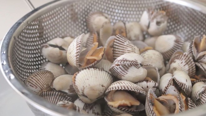 Không cần phải ngâm cả đêm, với cách này nghêu, sò sẽ nhả hết cát chỉ sau 2 giờ
