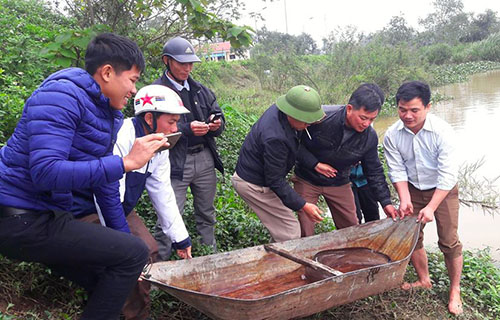 Người dân mua cá chình nặng 9kg phóng sinh