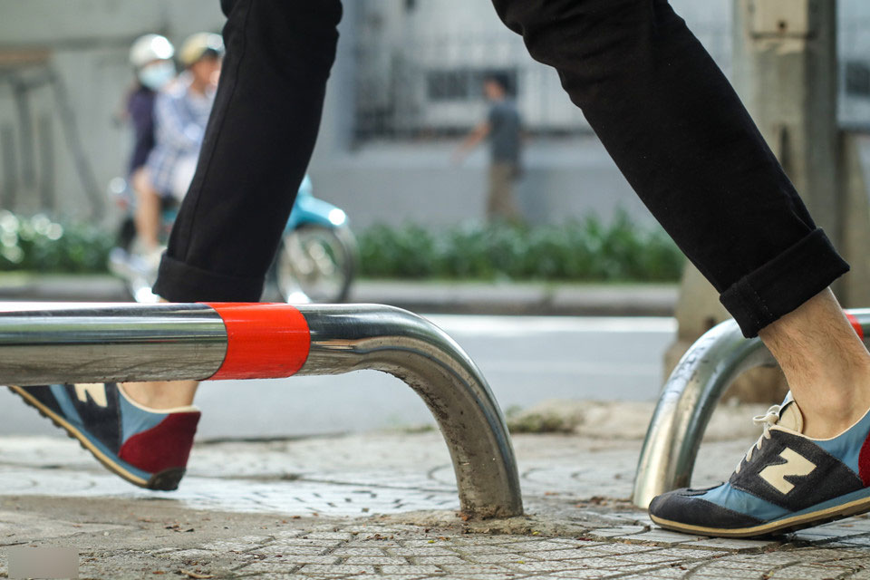 Muôn kiểu rào chắn ngăn xe máy phóng lên vỉa hè ở Sài Gòn