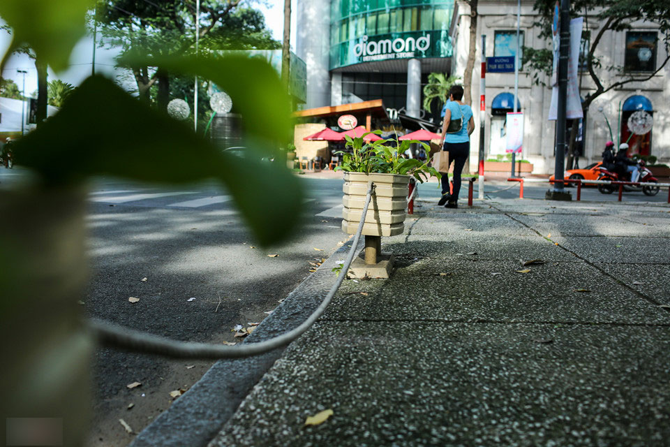 Muôn kiểu rào chắn ngăn xe máy phóng lên vỉa hè ở Sài Gòn