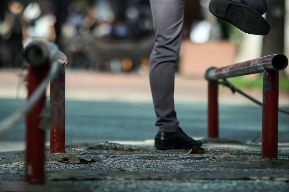 Muôn kiểu rào chắn ngăn xe máy phóng lên vỉa hè ở Sài Gòn