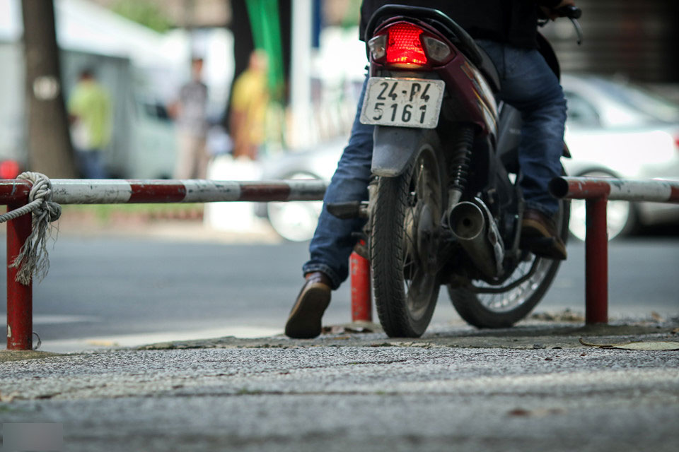 Muôn kiểu rào chắn ngăn xe máy phóng lên vỉa hè ở Sài Gòn