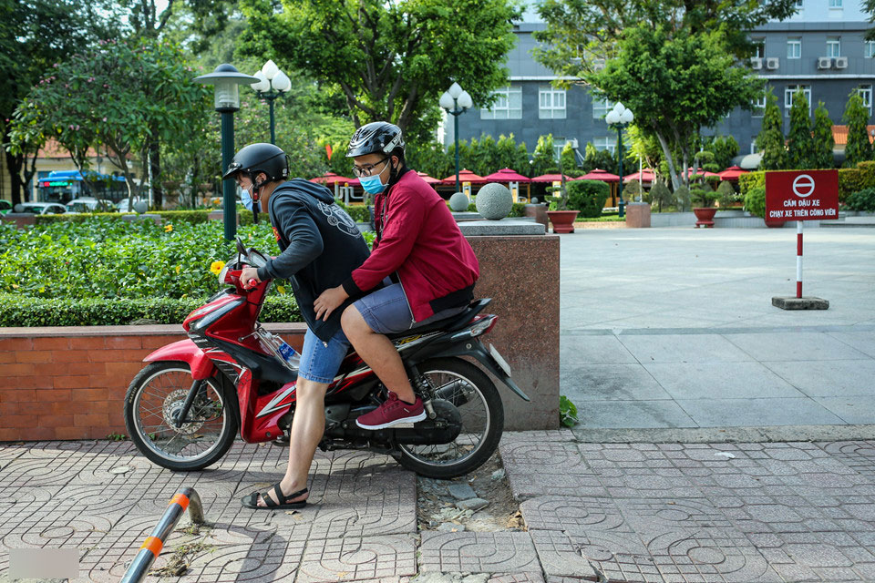 Muôn kiểu rào chắn ngăn xe máy phóng lên vỉa hè ở Sài Gòn
