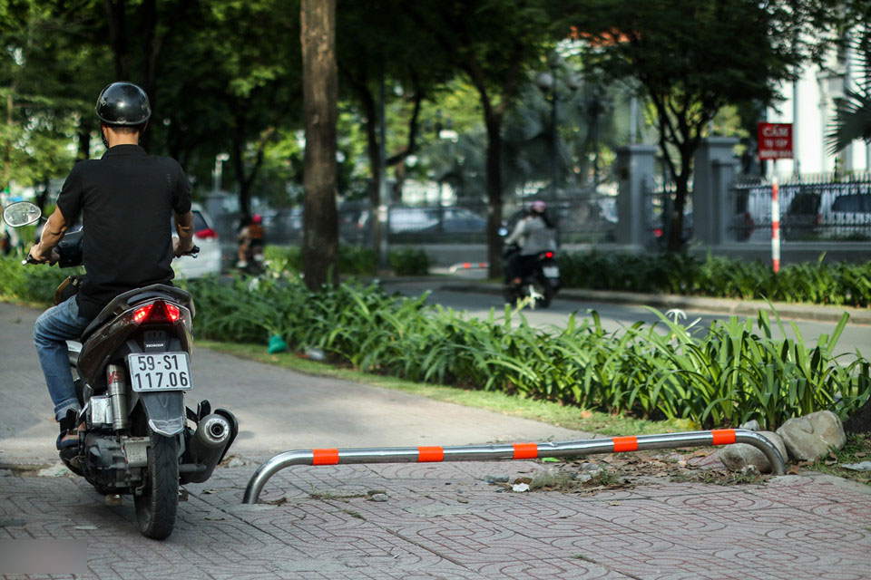 Muôn kiểu rào chắn ngăn xe máy phóng lên vỉa hè ở Sài Gòn