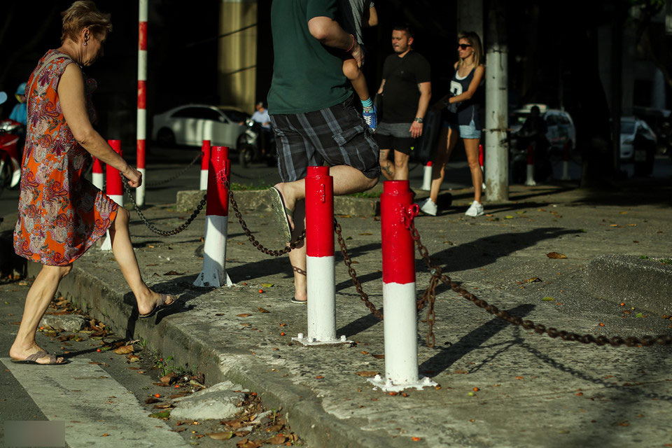 Muôn kiểu rào chắn ngăn xe máy phóng lên vỉa hè ở Sài Gòn