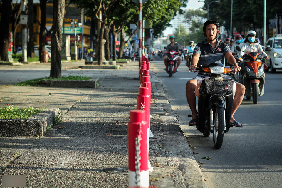 Muôn kiểu rào chắn ngăn xe máy phóng lên vỉa hè ở Sài Gòn