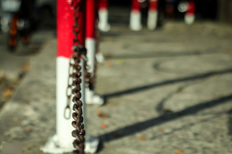 Muôn kiểu rào chắn ngăn xe máy phóng lên vỉa hè ở Sài Gòn