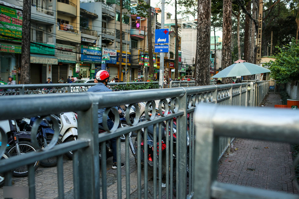 Muôn kiểu rào chắn ngăn xe máy phóng lên vỉa hè ở Sài Gòn