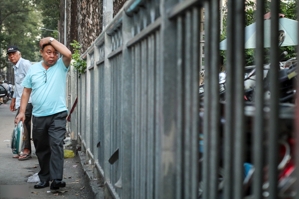 Muôn kiểu rào chắn ngăn xe máy phóng lên vỉa hè ở Sài Gòn