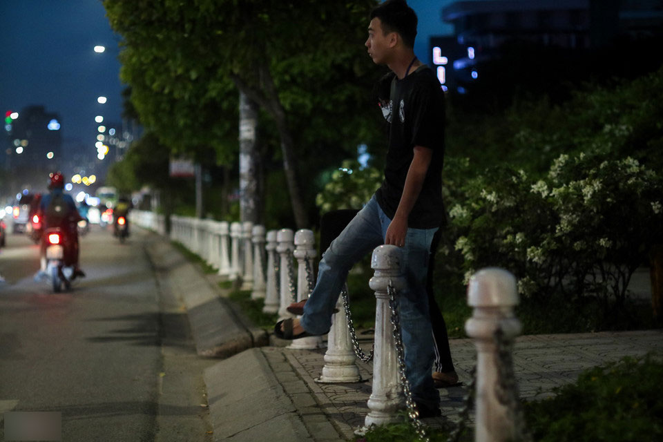 Muôn kiểu rào chắn ngăn xe máy phóng lên vỉa hè ở Sài Gòn