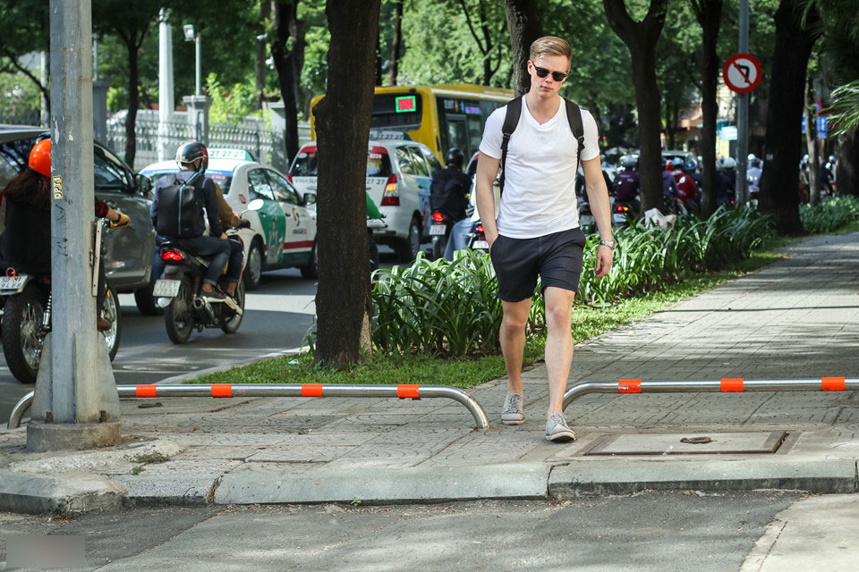Muôn kiểu rào chắn ngăn xe máy phóng lên vỉa hè ở Sài Gòn