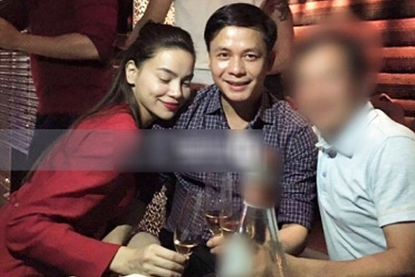 Sau chia tay, những cặp đôi này vẫn nặng nợ đến mức gây ồn ào khắp showbiz Sau chia tay, những cặp đôi này vẫn nặng nợ đến mức gây ồn ào khắp showbiz