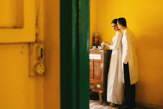 Trang Trần hạnh phúc khi được ông xã Việt kiều ôm hôn tình cảm