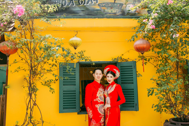 Trang Trần hạnh phúc khi được ông xã Việt kiều ôm hôn tình cảm