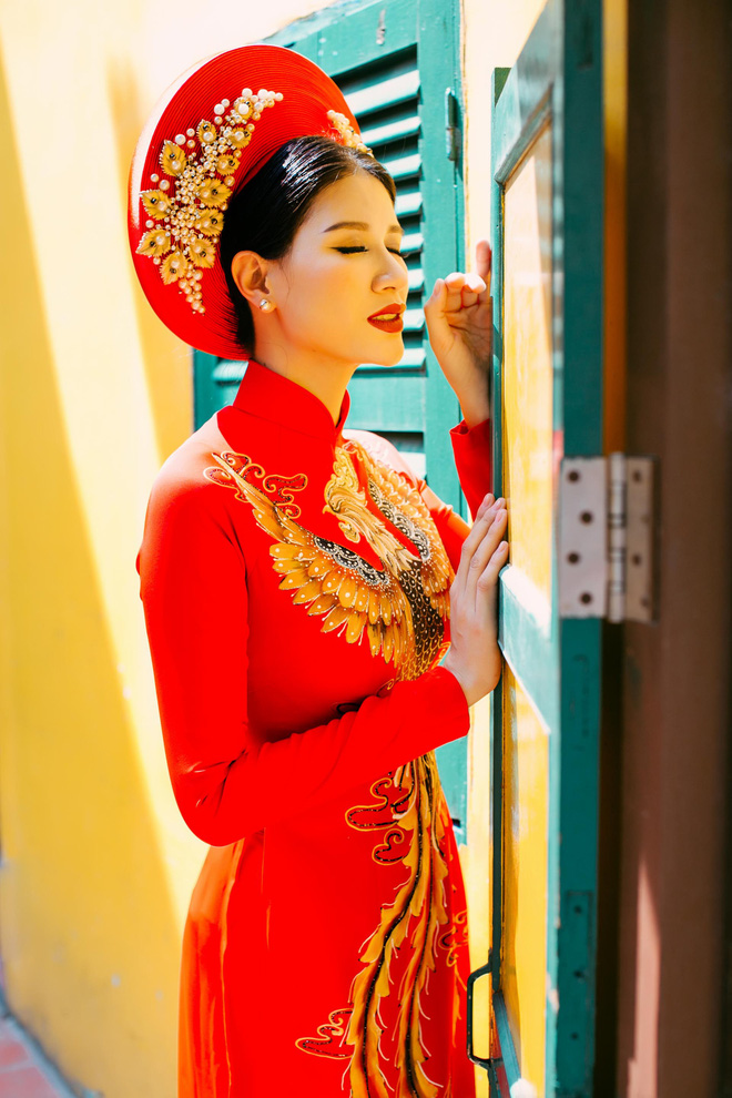 Trang Trần hạnh phúc khi được ông xã Việt kiều ôm hôn tình cảm