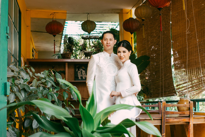 Trang Trần hạnh phúc khi được ông xã Việt kiều ôm hôn tình cảm