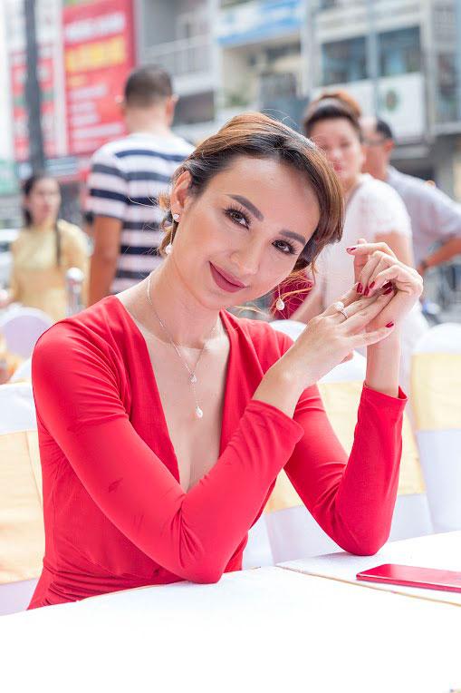 Hoa hậu Hương Giang chứng tỏ vẻ đẹp quên năm tháng dù đã là mẹ 2 con