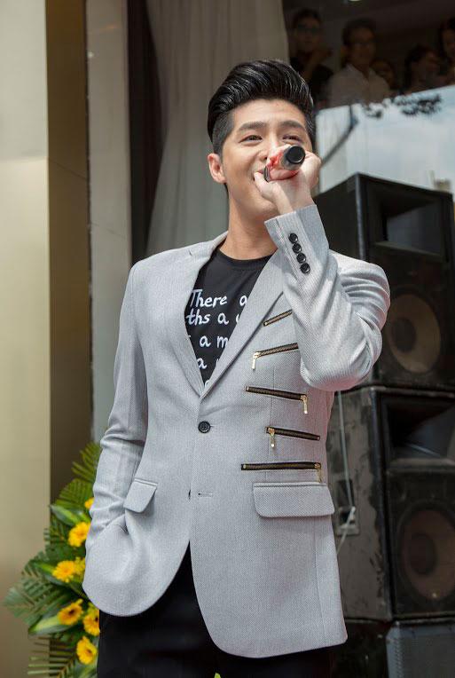 Hoa hậu Hương Giang chứng tỏ vẻ đẹp quên năm tháng dù đã là mẹ 2 con